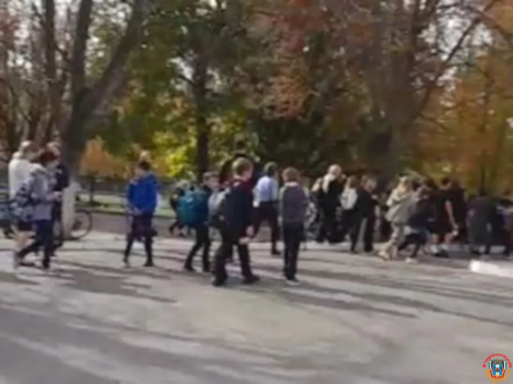 Из-за угрозы минирования в Ростовской области массово эвакуируют школы