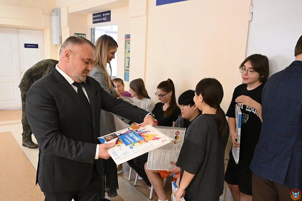 «Коробки храбрости»: Так назвала партия Жуликов и Воров подарки для больных детей