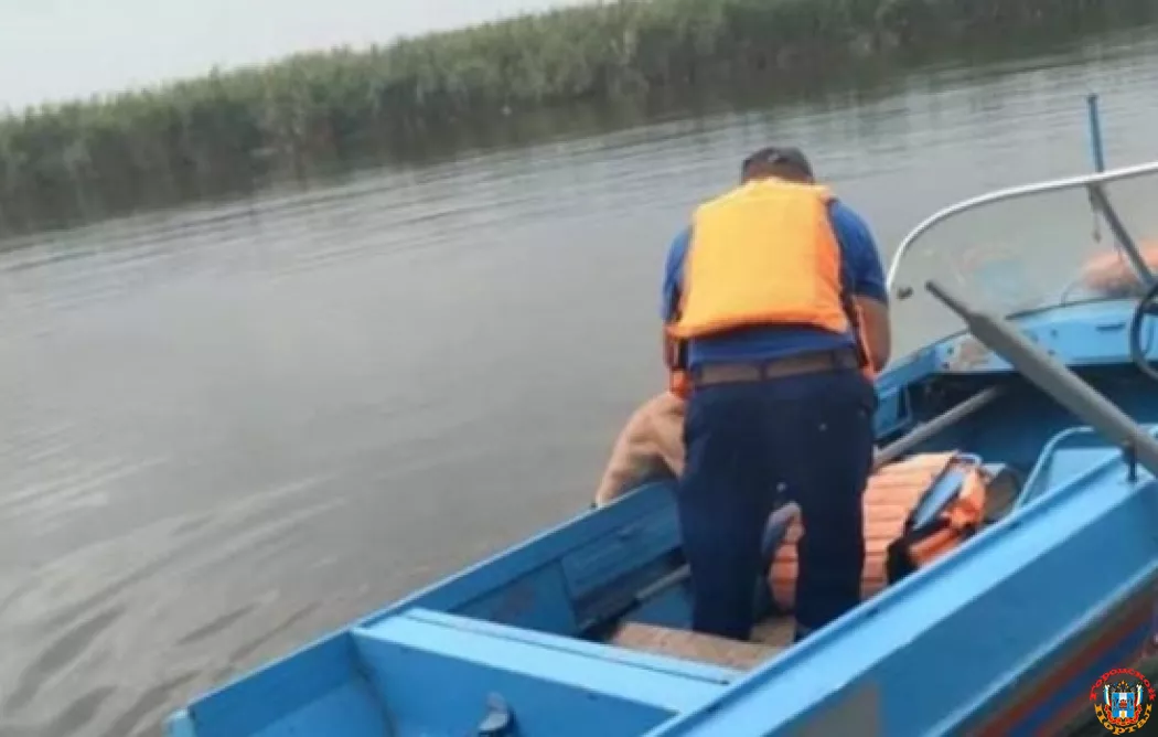 На Дону спасатели пришли на помощь к мужчине в перевернутой лодке