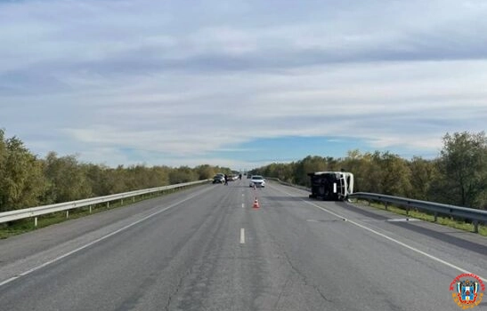 На трассе под Волгодонском перевернулась маршрутка: один погиб, шестеро пострадали