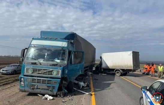 На трассе Ростов – Таганрог водитель грузовика погиб в ДТП с фурой
