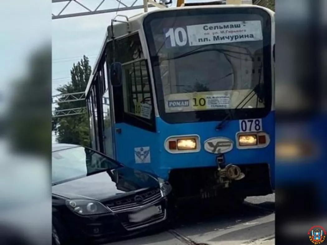 В Ростове на Сельмаше легковушка столкнулась с трамваем