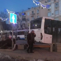 Врезавшийся в скамейку автобус в центре Ростова снял оператор «Блокнота»