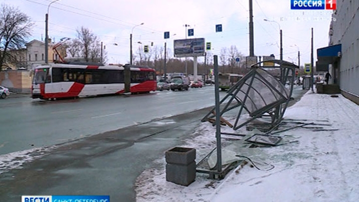 В Петербурге грузовик снес две остановки общественного транспорта