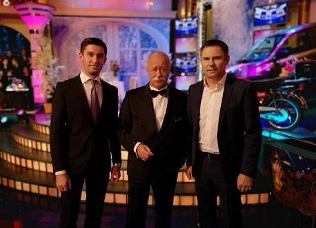 Ростовский композитор Игорь Дзреев подарил Леониду Якубовичку семикаракорскую керамику Ростовский композитор Игорь Дзреев подарил Леониду Якубовичку семикаракорскую керамику