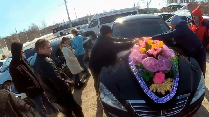 Башкирские водители устроили "похороны" местной службе такси