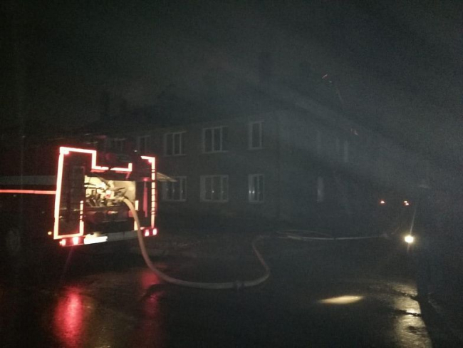 В Гуково ночью тушили пожар в многоквартирном доме