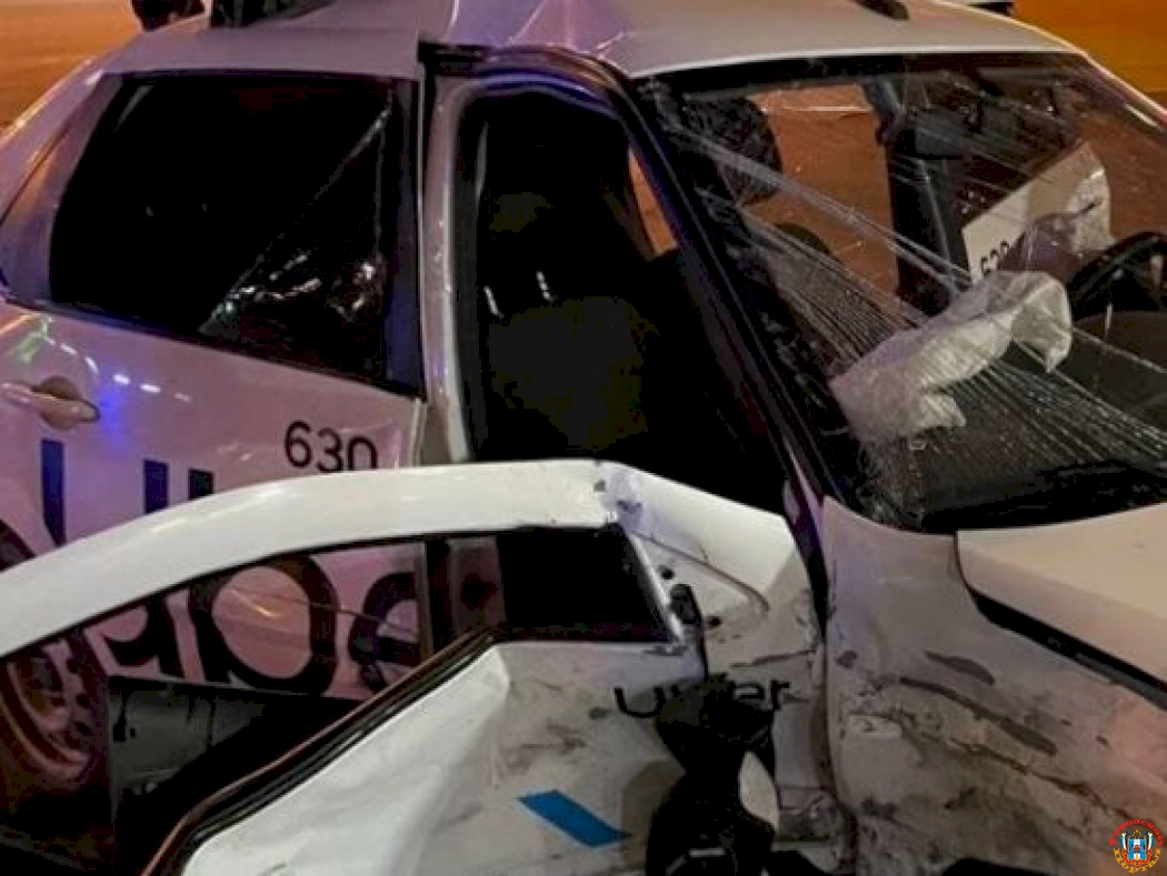 На Стачках в Ростове машина такси попала в жуткую аварию