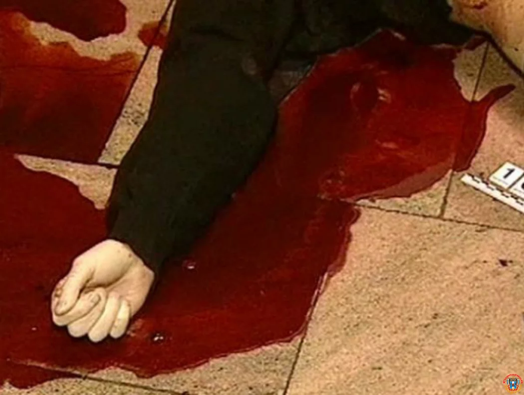 Умирающего в луже собственной крови парня обнаружили у подъезда жители Ростовской области