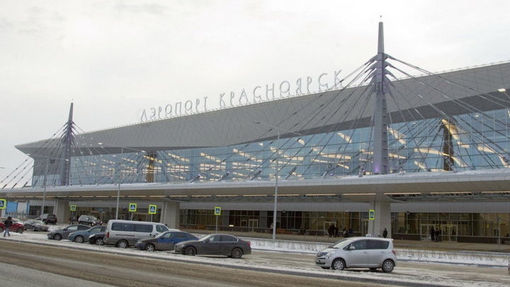 Самолет компании Azur Air сел в Красноярске из-за сигнала о поломке
