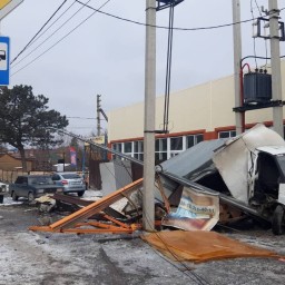 В Ростове-на-Дону водитель Газели снес остановку и столб
