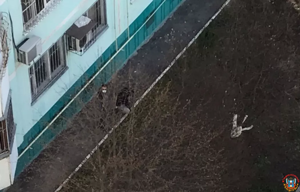 «Коронавирус наркоманам не помеха»: ростовчанка сняла на видео двух мужчин, роющихся в земле в поисках закладки
