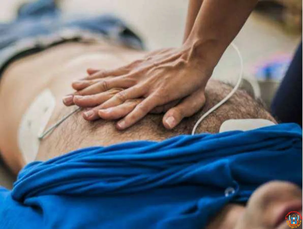 У дальнобойщика остановилось сердце во время ремонта фуры на базе Ростова