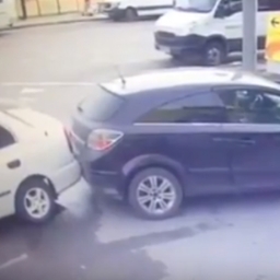 Автоледи на иномарке толкнула «попой» чужое авто на парковке Ростова и уехала с места ДТП