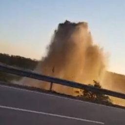 Мощный гейзер из грязной и смрадной воды на трассе под Ростовом попал на видео
