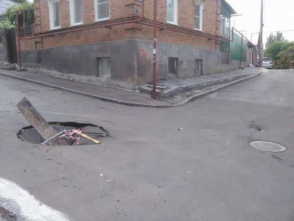Больше месяца власть в Ростове игнорирует огромную яму посередине дороги Больше месяца власть в Ростове игнорирует огромную яму посередине дороги