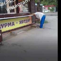 Ростовская шаурма "попросилась наружу" из приготовившего ее продавца