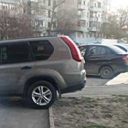 "Мастер" парковки по-ростовски бессовестно перегородил тротуар во дворе дома