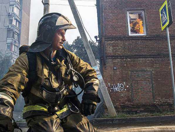 Сотрудник МЧС вступился за коллег, работавших на пожаре за Театральной площадью