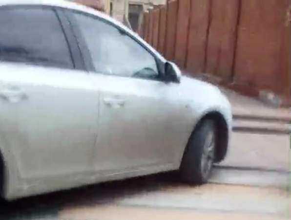 Матом ответил возмущенному прохожему припарковавшийся в запрещенном месте автохам из мэрии Ростова Матом ответил возмущенному прохожему припарковавшийся в запрещенном месте автохам из мэрии Ростова