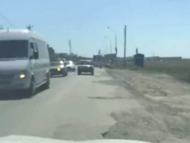 Разбитая дорога из Ростова в аэропорт "Платов" шокировала автовладельцев