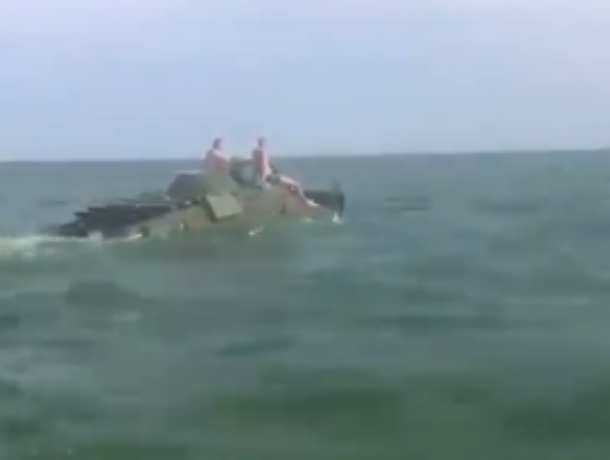 Мирно проплывавшие на броневике по Таганрогскому заливу ростовчане попали на видео