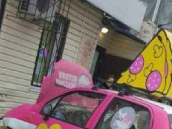 Развозивший пиццу розовый автомобиль протаранил парикмахерскую в центре Ростова