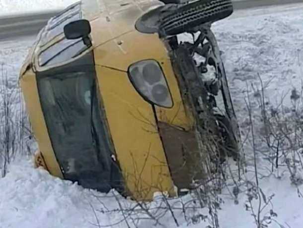 Две женщины пострадали в ДТП с перевернувшейся маршруткой по пути в аэропорт «Платов» под Ростовом