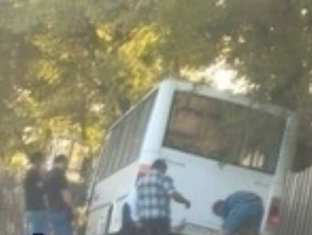 Автобус слетел в кювет после столкновения с легковушкой на левом берегу