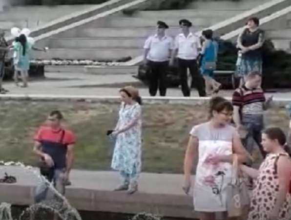 Олимпийское спокойствие стражей порядка при виде беснующейся молодежи сняли на видео в Ростове