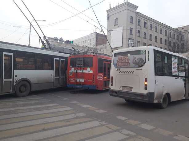 Потерявший рога троллейбус устроил "пробочный ад" на Ворошиловском проспекте в Ростове