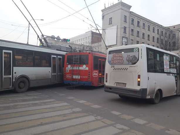 Потерявший рога троллейбус устроил "пробочный ад" на Ворошиловском проспекте в Ростове Потерявший рога троллейбус устроил "пробочный ад" на Ворошиловском проспекте в Ростове