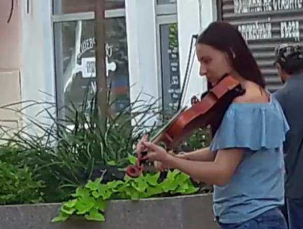 Девушки со скрипками погрузили ростовчан в атмосферу «Игры престолов» и попали на видео