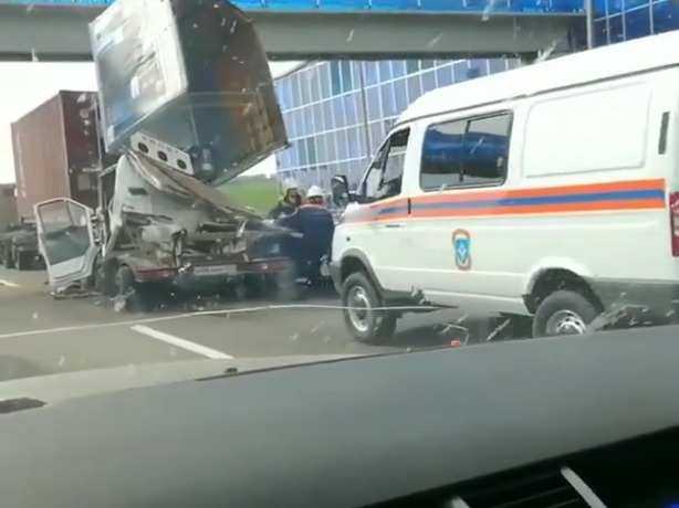В сети появилось жуткое видео смертельной аварии под Ростовом