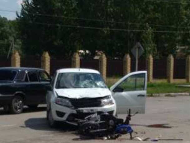 Двое подростков на скутере разбились об иномарку автоледи в ростовской области