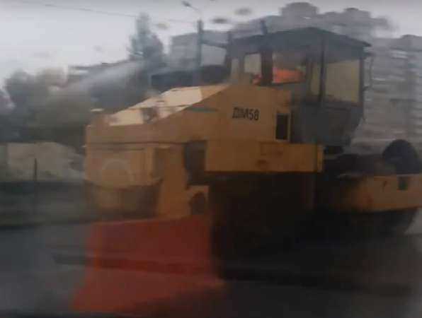 Прокладка асфальта во время проливного дождя лишила слов ростовских водителей Прокладка асфальта во время проливного дождя лишила слов ростовских водителей