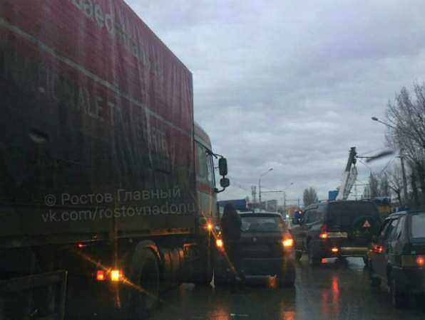 Попавшая в слепую зону иномарка оказалась смята фурой в Северном микрорайоне Ростова