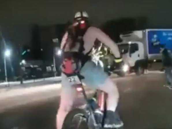 «Перепутавшего времена года» бодрого парня в трусах на велосипеде замерзшие жители Ростова сняли на видео