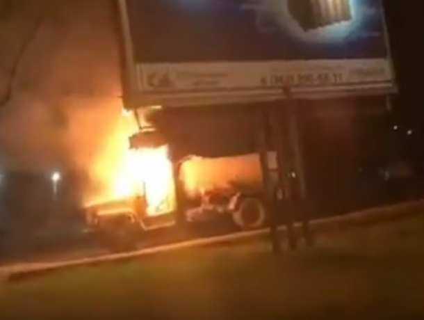 Озаривший вечернее небо Ростова адским пламенем горящий ассенизаторский грузовик попал на видео
