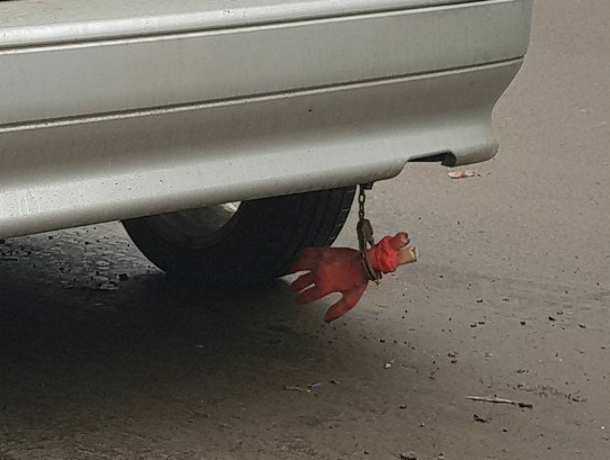 С оторванной рукой в наручниках под задним бампером разъезжает «веселый» автомобилист по Ростову