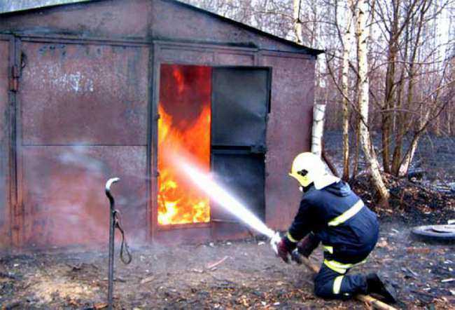В Ростовской области сгорел гараж с «Шевроле Нивой»