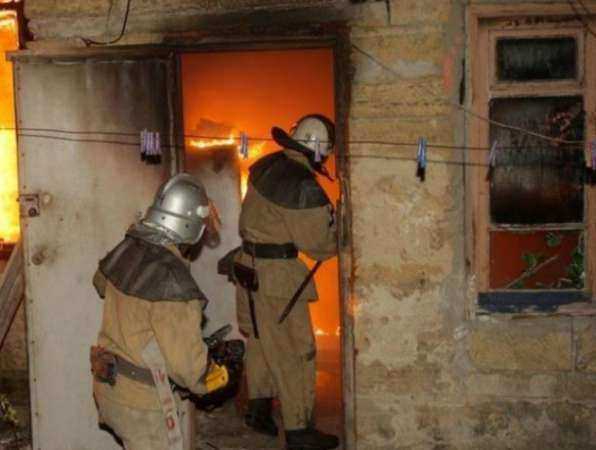Женщина сгорела во сне в объятом пламенем коттедже в Ростовской области