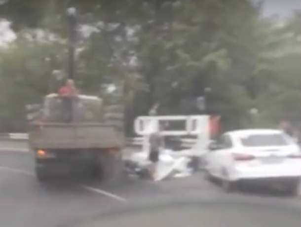 Уронившая на иномарку огромный станок фура на дороге Ростова попала на видео