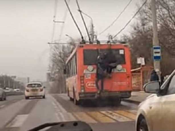 Безрассудные и опасные "покатушки" двух подростков на троллейбусе шокировали ростовчан
