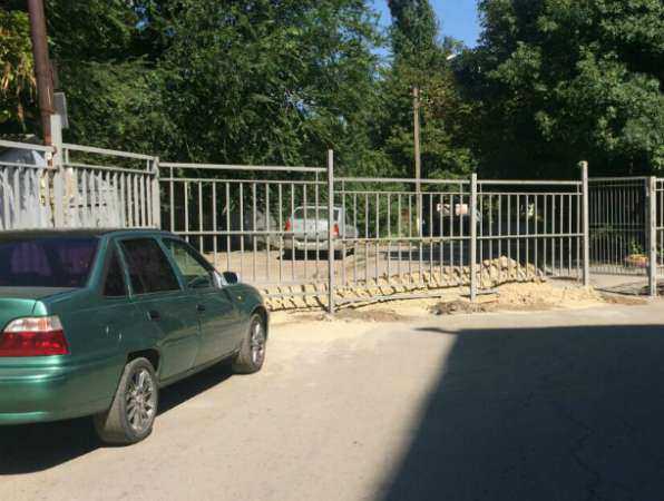 Ограда рассыпающейся школы забаррикадировала проезд к домам ростовчан