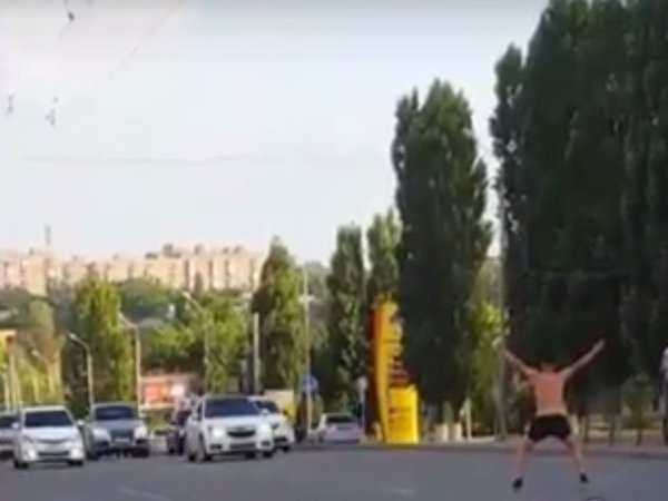 В Ростове полуголый мужчина выбежал на дорогу