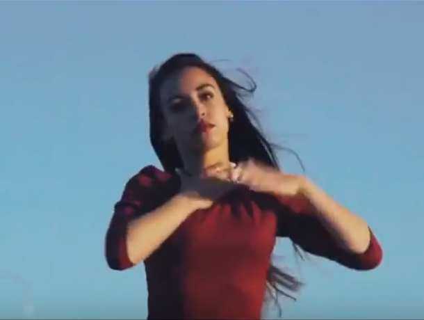 Эротично-романтичные танцы хорошеньких девушек у «Ростов-Арены» попали на видео