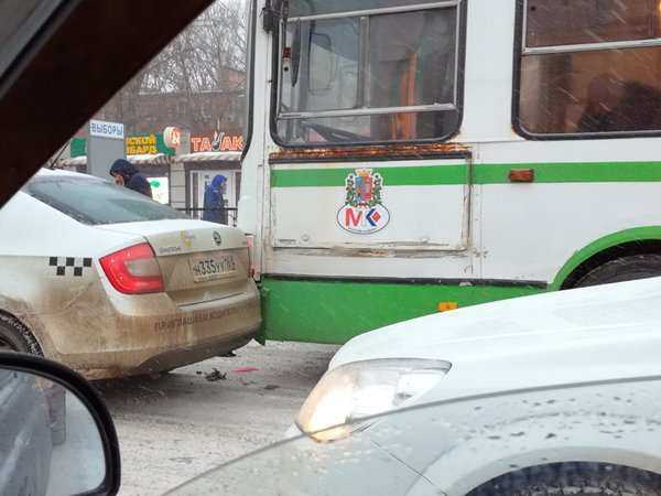 В Ростове-на-Дону пассажирский автобус врезался в такси