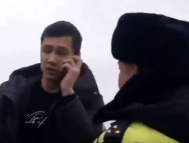 Угрожавшего автомобилисту табельным оружием инспектора ДПС на ростовской трассе сняли на видео