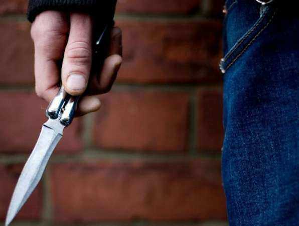 Мужчина подкараулил своего приятеля возле дома и покалечил его ножом в Ростовской области